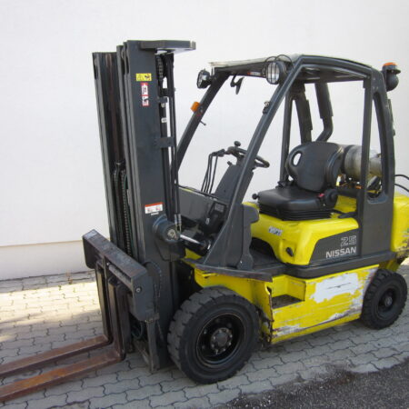 Nissan UD02A25PG használt gázos targonca