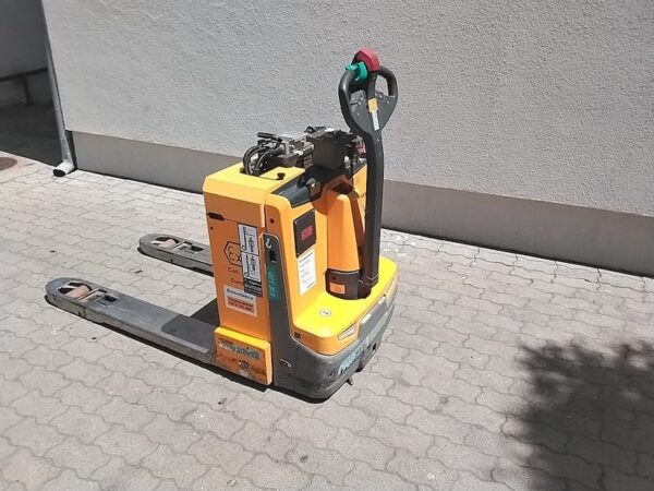 Jungheinrich EJE120 elektromos használt gyalogkíséretű raklapszállító - amerikai raklapos kivitel