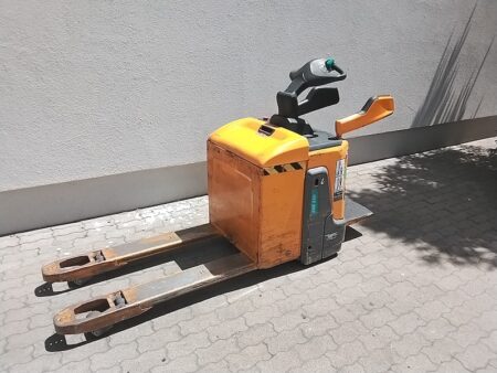 Jungheinrich ERE120 elektromos használt gyalogkíséretű raklapszállító - amerikai raklapos kivitel