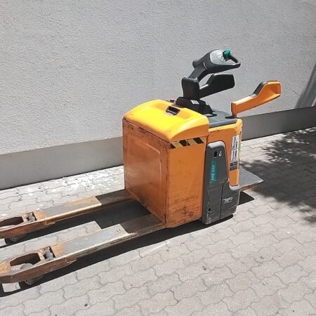 Jungheinrich ERE120 elektromos használt gyalogkíséretű raklapszállító - amerikai raklapos kivitel